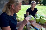Zu Tisch ... – Milica (re.) und Zana (li.) bereiten die großen Zucchini für die Füllung vor.