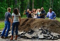 Under the Dome – Als außerhalb der Kuppel eine Naturkatastrophe die Menschen in Angst und Schrecken versetzt, fühlen sich Barbie (Mike Vogel, l.) und Eva (Kylie Bunbury, 2.v.l.) in ihrem Glauben an Christine und die Kuppel bestätigt ...