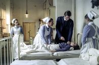 Charité – Ein weiterer Fall von Diphtherie: Student Georg Tischendorf (Maximilian Meyer-Bretschneider, 2.v.r.) soll dem kleinen Patienten einen Luftröhrenschnitt verpassen. Hilfswärterin Ida (Alicia von Rittberg, l.) und Wärterin Edith (Tanja Schleiff, 2.v.l.) können nur hoffen, dass er das beherrscht.