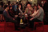 How I Met Your Mother – Ein gemeinsamer Abend endet mit vielen Missverständnissen und einer Festnahme: Barney (Neil Patrick Harris, 3.v.l.), sein Vater Jerry (John Lithgow, 3.v.r.), Ted (Josh Radnor, l.), Marshall (Jason Segel, r.), Lily (Alyson Hannigan, 2.v.r.) und Robin (Cobie Smulders, 2.v.l.) ...