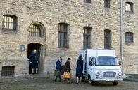 Weissensee – Julia Hausmann (Hannah Herzsprung, 2.v.l.) wird nach sechs Jahren Haft wegen Landesverrats aus dem Gefängnis Hoheneck entlassen.