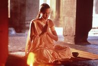 Lara Croft: Tomb Raider – Lara Croft (Angelina Jolie) ist in Kambodscha auf der Suche nach der einen Hälfte des Dreiecks, das im Tempel Ta Prohm verborgen sein soll.