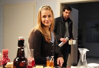 Sturm der Liebe – ARD STURM DER LIEBE FOLGE 1479 Uhr im ERSTEN. Theresa (Ines Lutz, l.) muss schmunzeln, als Konstantin (Moritz Tittel, r.) mit Kaffee auf ihre Eheannullierung anstoßen will.