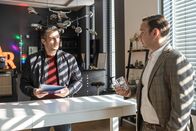 Der Staatsanwalt – Oberkommissar Max Fischer (Max Hemmersdorfer, l.) spricht mit Firmenanwalt Julian Gottwald (Atef Vogel, r.).