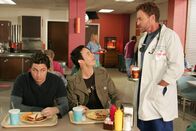 Scrubs - Die Anfänger – J.D. (Zach Braff, l.) ist es unangenehm, dass sein Bruder Dan (Tom Cavanagh, M.) mit Dr. Cox (John C. McGinley, r.) spricht ...