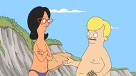 Bob's Burgers – Nachdem er den städtischen Nudistenstrand entdeckt hat, kündigt der verabscheuungswürdige Gesundheitsinspektor Hugo (r.), der Bob und Linda (l.) immerzu quält, seinen Job. Anfangs freuen sich die beiden darüber, doch dann kommt alles ganz anders ...