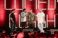 Comedy Clash – SWR COMEDY CLASH, "Pre-Final 1: Abed Azzam vs. Abdel Boudii vs. Costa Meronianakis" Uhr im SWR. Mit Abed Azzam, li., Abdel Boudii, Costa Meroniakis, re. Moderation: Marvin Endres 2.v.li.