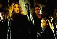 Spy Kids – Ms. Gradenko (Teri Hatcher,l.) spielt ein falsches Spiel mit Carmen (Alexa Vega) und Juni. . Spy Kids