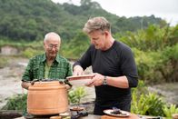 Gordon Ramsay: Kulinarische Abenteuer – West Sumatra, Indonesia - Chef William Wongso (L) and Gordon Ramsay during the big cook. (Credit: National Geographic/Justin Mandel)