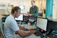 Heldt – Korthals (Steffen Will, r.) beobachtet, wie genervt Christoph Schober (Bernhard Bettermann, l.) von seiner Arbeit mit dem Computer ist. Nutzt er die Gelegenheit, um an weitere Informationen zu kommen?