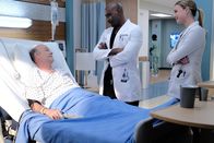 Atlanta Medical – Besprechen die Op mit einem Patienten: (l-r) Hugh Holub als Horace Dudley, Morris Chestnut als Dr. Cain, Emily VanCamp als Nicolette Nevin