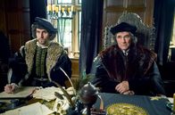 Wolf Hall – Cromwell (Mark Rylance, re.) und Wriothesley (Harry Melling, li.) führen ein ernstes Gespräch mit Lady Meg Douglas und ihrer Zofe (beide nicht im Bild).