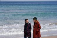 Conversations with Friends – Während ihres Besuchs kommt Frances (Alison Oliver, l.) mit ihrer Mutter Paula (Justine Mitchell, r.) ins Gespräch. Dabei wird Frances klar, was eine Beziehung ausmacht und welche Entscheidungen das mit sich bringt.