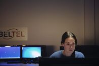 Unit 42 – Billie Vebber (Constance Gay) hackt sich in das Laufwerk von BELTEL.