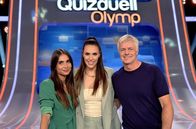 Quizduell-Olymp – Moderatorin Esther Sedlaczek (M.) mit den Kandidaten des Teams "Sportschau": Lea Wagner (l.) und Tom Bartels (r.)