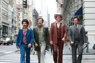Anchorman - Die Legende von Ron Burgundy – Endlich sind sie nach dem Aus der Zusammenarbeit in San Diego wieder ein Team. Doch vertragen sich Brian Fantana (Paul Rudd, l.), Ron Burgundy (Will Ferrell, 2.v.l.), Champ Kind (David Koechner, 2.v.r.) und Brick Tamland (Steve Carrell, r.) auch weiterhin genug, um die Nachrichten so spannend zu gestalten, wie es die neue Sendechefin verlangt?