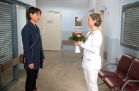 Rote Rosen – Merle (Anja Franke, l.) und Sara (Antonia Jungwirth, r.) stellen fest, dass wahlloses Daten keine Lösung für sie ist.