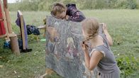 SommerCamp - Back To the Roots – Ein kleines Kunstwerk hat Camp-Papa Thomas gezeichnet - finden jedenfalls Lina und Carlotta.