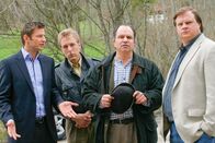 Die Rosenheim-Cops – Die Rosenheim-Cops Sven Hansen (Igor Jeftic, l.), Tobias Hartl (Michael A.Grimm, r.) und Polizist Michael Mohr (Max Müller, 2.v.l.) halten Hubert Eder (Matthias Kupfer, 2.v.r.) für verdächtig. Honorarfrei - nur für diese Sendung bei Nennung ZDF und