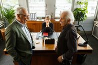 Rentnercops – Vicky (Katja Danowski, M.) wird klar, dass der Einsatz im Altenheim, für Günter (Peter Lerchbaumer, l.) und Edwin (Tilo Prückner, r.) lebensgefährlich war.
