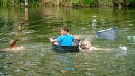 SommerCamp - Back To the Roots – Noch hat Alvin beim großen Badewannenrennen die Nase vorn.