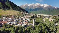 Im Flug über Georgien – In vielen georgischen Dörfern bauten die Bewohner steinerne Wehrtürme zu ihrem Schutz.