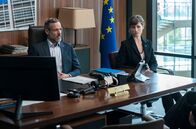 Die Saat - Tödliche Macht – Jule Kronberg (Friederike Becht) und Imre Laszlo (David Bowles) im Gespräch mit dem Lobbyisten Jon Hoffmann.