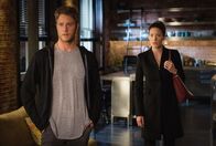 Limitless – Machen gemeinsame geheime Sache: Brian (Jake McDorman, l.) und Rebecca (Jennifer Carpenter, r.) ...