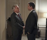 Navy CIS – Bei den Ermittlungen in einem neuen Mordfall, stellt sich Tonys (Michael Weatherly, r.) Vater (Robert Wagner, l.) als sehr wertvoll heraus, da er über einzigartiges Wissen hinsichtlich exquisite Kunst verfügt ...