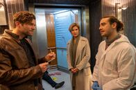 SOKO Stuttgart – Wer hat den Aufzugsführer im Stuttgarter Fernsehturm erstochen? Sofort nehmen die Kommissare Martina Seiffert (Astrid M. Fünderich, M.) und Jo Stoll (Peter Ketnath, l.) sowie Rechtsmediziner Dr. Benedikt Förster (Florian Wünsche, r.) die Ermittlungen auf. Dem Stuttgarter Team eröffnet sich ein Fall voller Höhen und Tiefen.