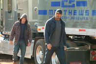 Snitch - ein riskanter Deal – Mit Hilfe seines Angestellten Daniel James (Jon Bernthal, l.), der Kontakt zum Dealer Malik hat, gelingt es John (Dwayne Johnson, r.), undercover als Drogenkurier einzusteigen. Ein riskantes Spiel beginnt ...