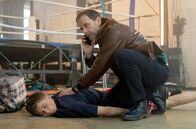 In aller Freundschaft – Finn Mohrbach (Tristán López) ist morgens plötzlich verschwunden. Dr. Kai Hoffmann (Julian Weigend, re.) findet ihn bewusstlos in der Boxhalle.