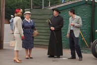 Father Brown – v.l.), Sid (Alex Price, r.) und Lady Felicia (Nancy Carroll, l.) gehen gemeinsam auf ein Autorennen. Sie ahnen nicht, dass der Tag für eine Teilnehmerin tödlich enden wird.