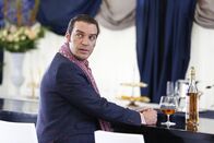 The Royals – Königin Helena macht gemeinsame Sache mit Cyrus (Jake Maskall), um gegen König Simon zu arbeiten, während Prinzessin Eleanor von Jasper erpresst wird ...