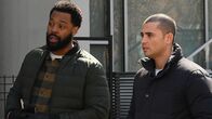 Chicago P.D. – Kevin Atwater (LaRoyce Hawkins, l.) und Dante Torres (Benjamin Levy Aguilar, r.)