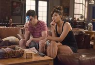 New Girl – Schmidt (Max Greenfield, l.) und Cece (Hannah Simone, r.) müssen ein ernstes Gespräch führen, als Schmidt erkennt, dass Cece ein Casting sausen lassen will, weil sie Angst hat zu versagen ...
