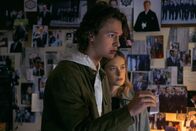 Tokyo Vice – Jake Adelstein (Ansel Elgort, l.); Samantha (Rachel Keller, r.)