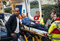 Watzmann ermittelt – Christian Bichler (Pablo Sprungala, auf der Bahre) ist niedergestochen worden. Felicitas Beck (Dagny Dewath, 2.v.r.) begleitet ihn in den Unfallwagen. Kommissar Jerry Paulsen (Peter Marton, l.) kommt dazu. Sanitäter (Komparsen)