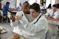 Scrubs - Die Anfänger – Mein Sinn für Humor: J.D. (Zach Braff, r.) und Turk (Donald Faison, l.) ...