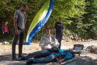 Watzmann ermittelt – V.l.n.r. Jerry Paulsen (Peter Marton), Pathologin Sonja Bitterling (Genoveva Mayer), Caro Reiser (Sarah Thonig) und Komparsen