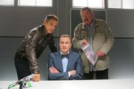 Die Rosenheim-Cops – Die Rosenheim-Cops (Florian Fitz, l., Joseph Hannesschläger, r.) vernehmen Dr. Kerber (Florian Reiners, M.).
