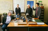 Rentnercops – Hui (Aaron Le, r.) erklärt Günter (Wolfgang Winkler, l.), Vicky (Katja Danowski, 2.vl.) und Edwin (Tilo Prückner, 2.v.r.), dass jemand den FI-Schalter manipuliert haben muss.