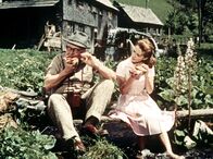 Der letzte Fußgänger – Wandern macht hungrig: Gottlieb (Heinz Erhardt) und Kiki (Christine Kaufmann) gönnen sich eine Pause.