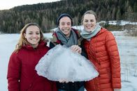 Checker Tobi – Unser Körper reagiert auf Kälte mit vielen Schutzmechanismen. Welche das sind und wann Kälte für den Menschen gefährlich wird, das klärtder Checker mit Eisschwimmerin Ines (l.) und Ärtzin Anja (r.)