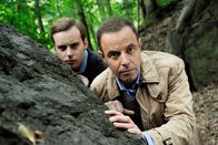 Alles Klara – Hauptkommissar Paul Kleinert (Felix Eitner, r.) und Jonas Wolter (Jan Niklas Berg, l.) beobachten eine Schlägerei im Wald.