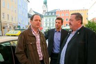 Die Rosenheim-Cops – Gegenüber den Kommissaren (Igor Jeftic, m.; Joseph Hannesschläger, r.) zeigt sich Taxifahrer Eidenberger (Bernhard Ulrich, l.) schockiert über den Tod seiner Ex-Frau.