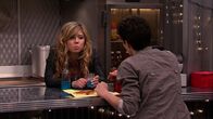 iCarly – L-R: Sam Puckett (Jennette McCurdy), Billy Boots (Chase Austin)