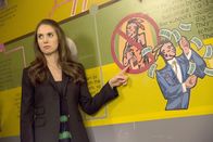 Community – Annie (Alison Brie) ist geschokt, als sie die Neuigkeiten von Jeff und Brittas Verlobung hört. Auch was die Rettet-Greendale-Aktion angeht, wird sie immer pessimistischer ...