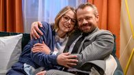 Sturm der Liebe – Erik (Sven Waasner, r.) ist ein Stück weit versöhnt, weil für Josie (Lena Conzendorf, l.) nicht das Geld, sondern der Gedanke zählt.