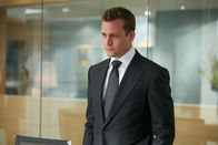 Suits – Harvey (Gabriel Macht) befindet sich in einem Interessenkonflikt. Wird Harvey zu seinem früheren Schützling Mike halten oder die Interessen des milliardenschweren Logan Sanders vertreten?